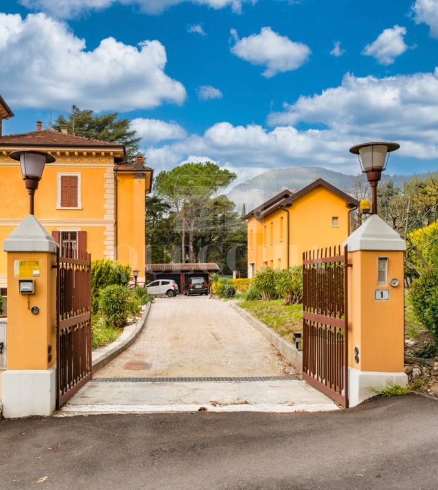 Porzione indipendente in Villa Liberty nel cuore di Gardone Riviera