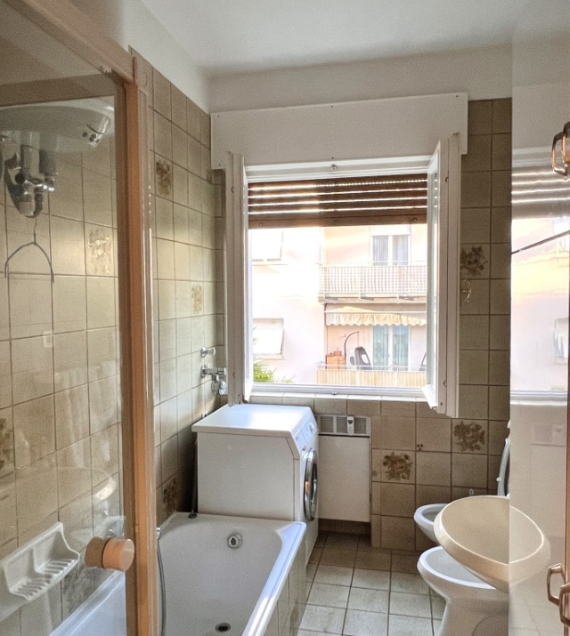 Luminoso ed ampio trilocale in Via delle Fucine