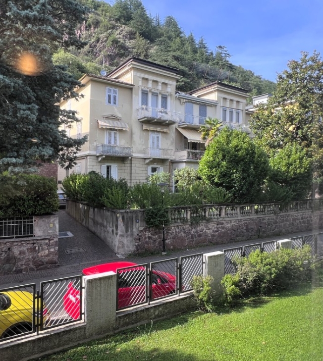 Bolzano Via Segantini – Affascinante appartamento con balcone vivibile esposto a ovest