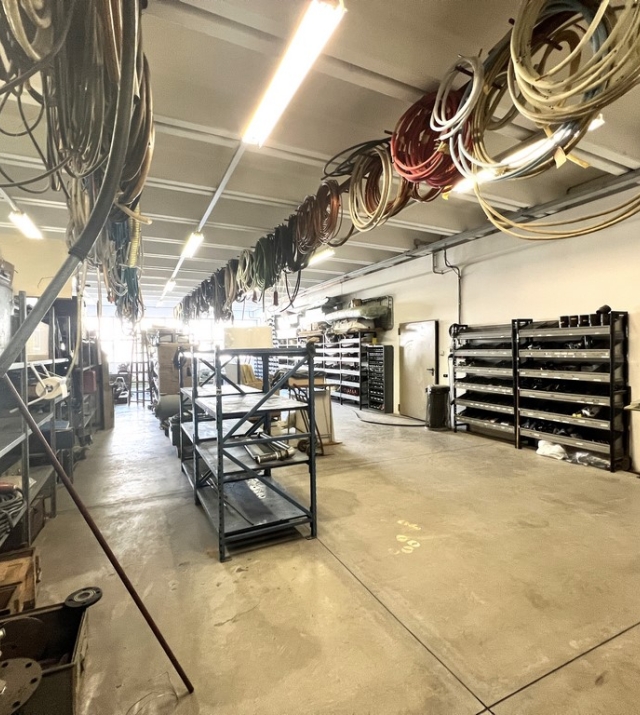 Capannone con piazzale ed uffici a Bolzano Sud