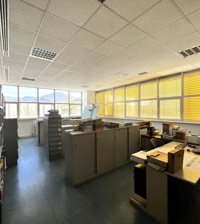 Capannone con piazzale ed uffici a Bolzano Sud