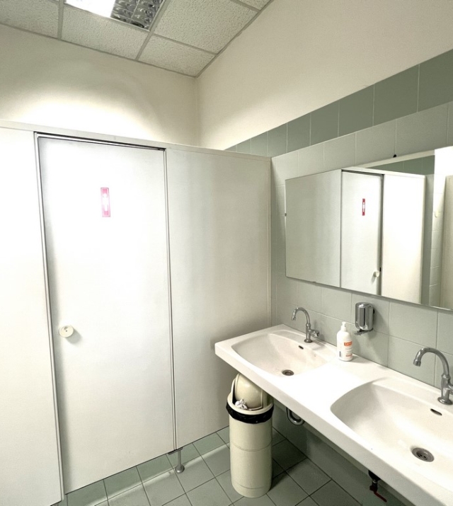 Capannone con piazzale ed uffici a Bolzano Sud