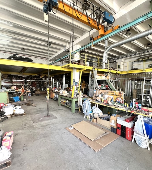 Capannone con piazzale ed uffici a Bolzano Sud