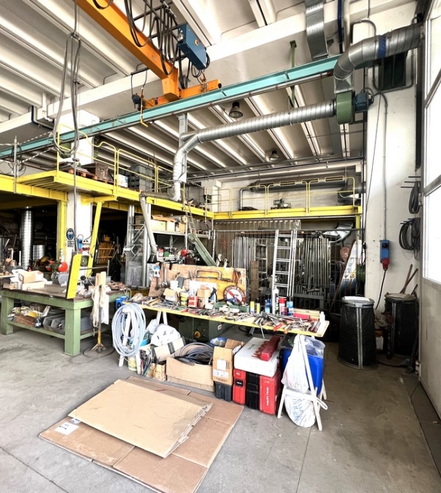 Capannone con piazzale ed uffici a Bolzano Sud