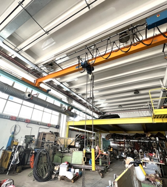 Capannone con piazzale ed uffici a Bolzano Sud