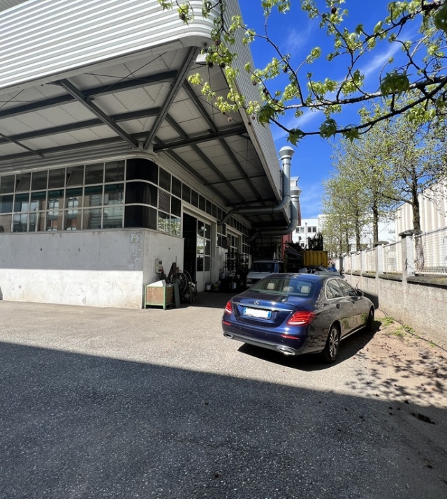 Capannone con piazzale ed uffici a Bolzano Sud