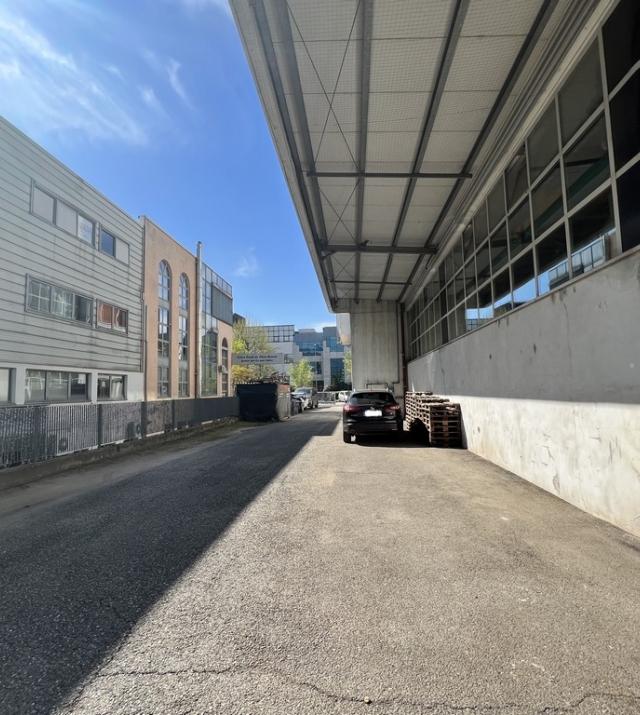 Capannone con piazzale ed uffici a Bolzano Sud