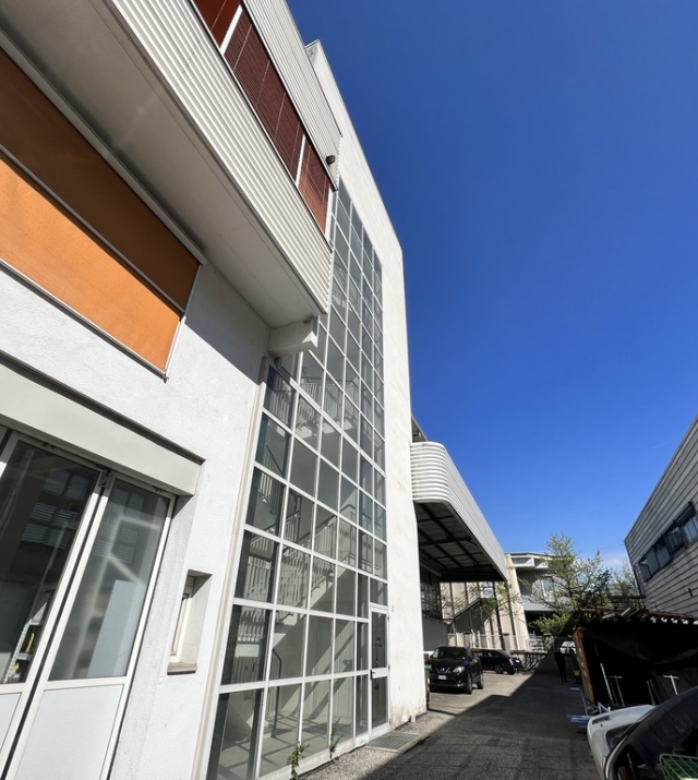 Capannone con piazzale ed uffici a Bolzano Sud